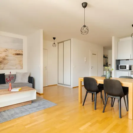 Near Sky Park & Nivy Mall With Free Parking By Ambiente Apartment